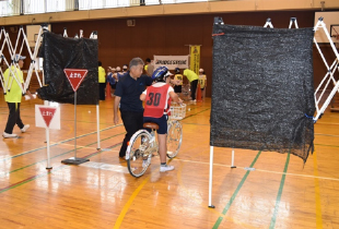 信号機のない交差点の右折に取り組む様子の画像