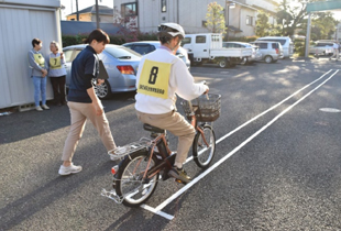 電動アシスト自転車で走行体験する様子の写真