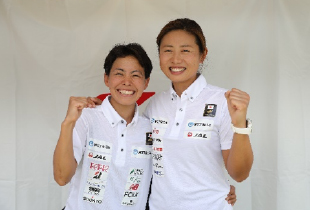 上田選手と秦選手が肩を組んでいる写真