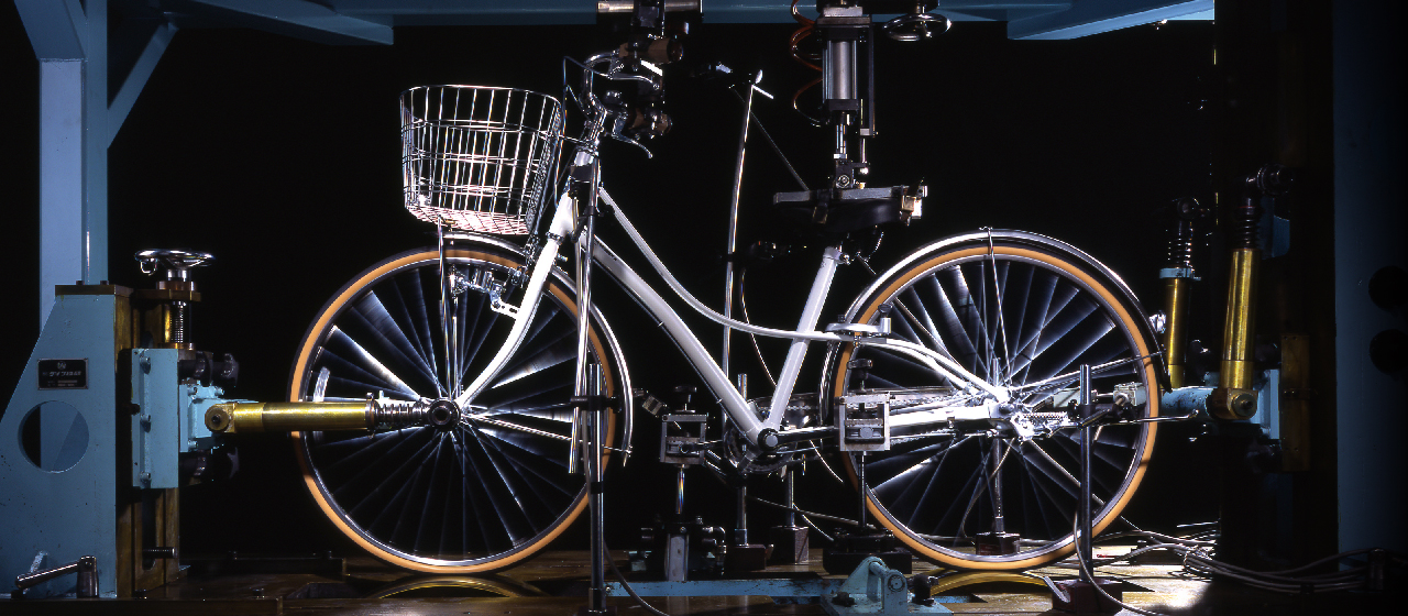 段差耐久テストをしている自転車の画像