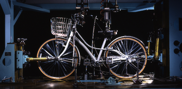 段差耐久テストをしている自転車の画像
